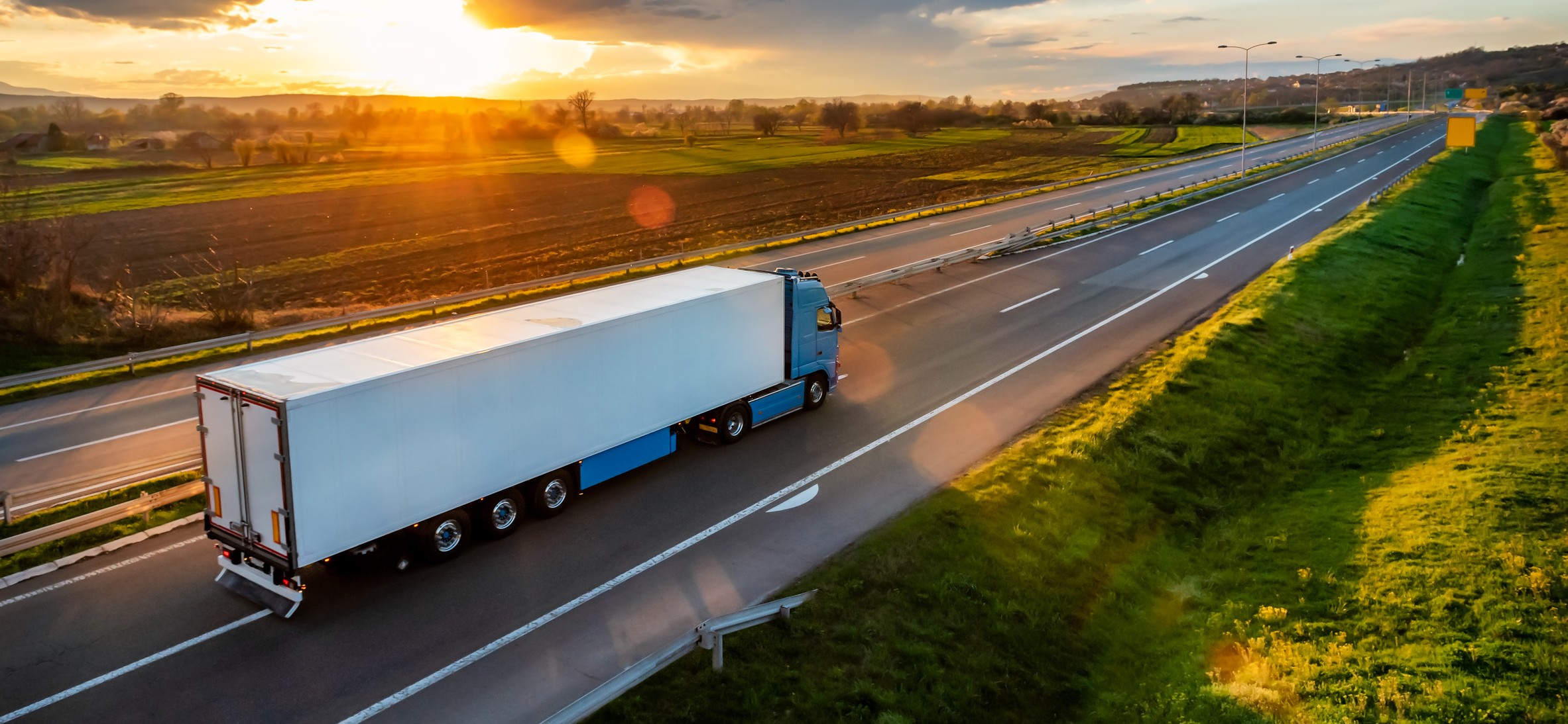 Camion sur autoroute au coucher du soleil